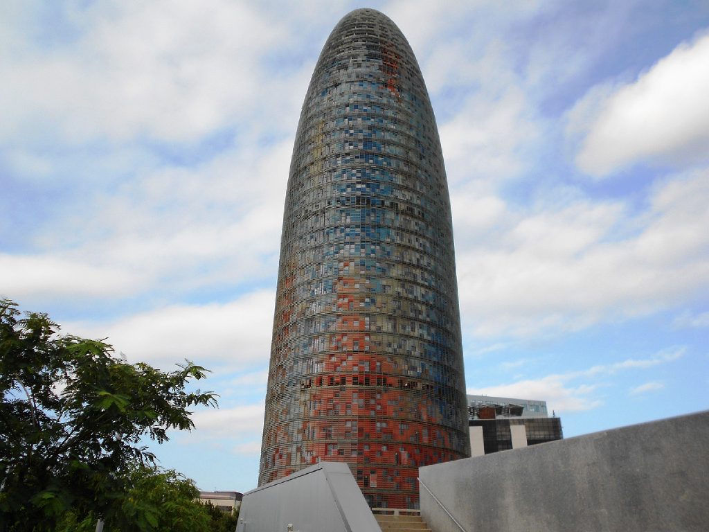 Torre Glòries (Torre Agbar), la torre con forma de bala de Barcelona, iluminada al atardecer